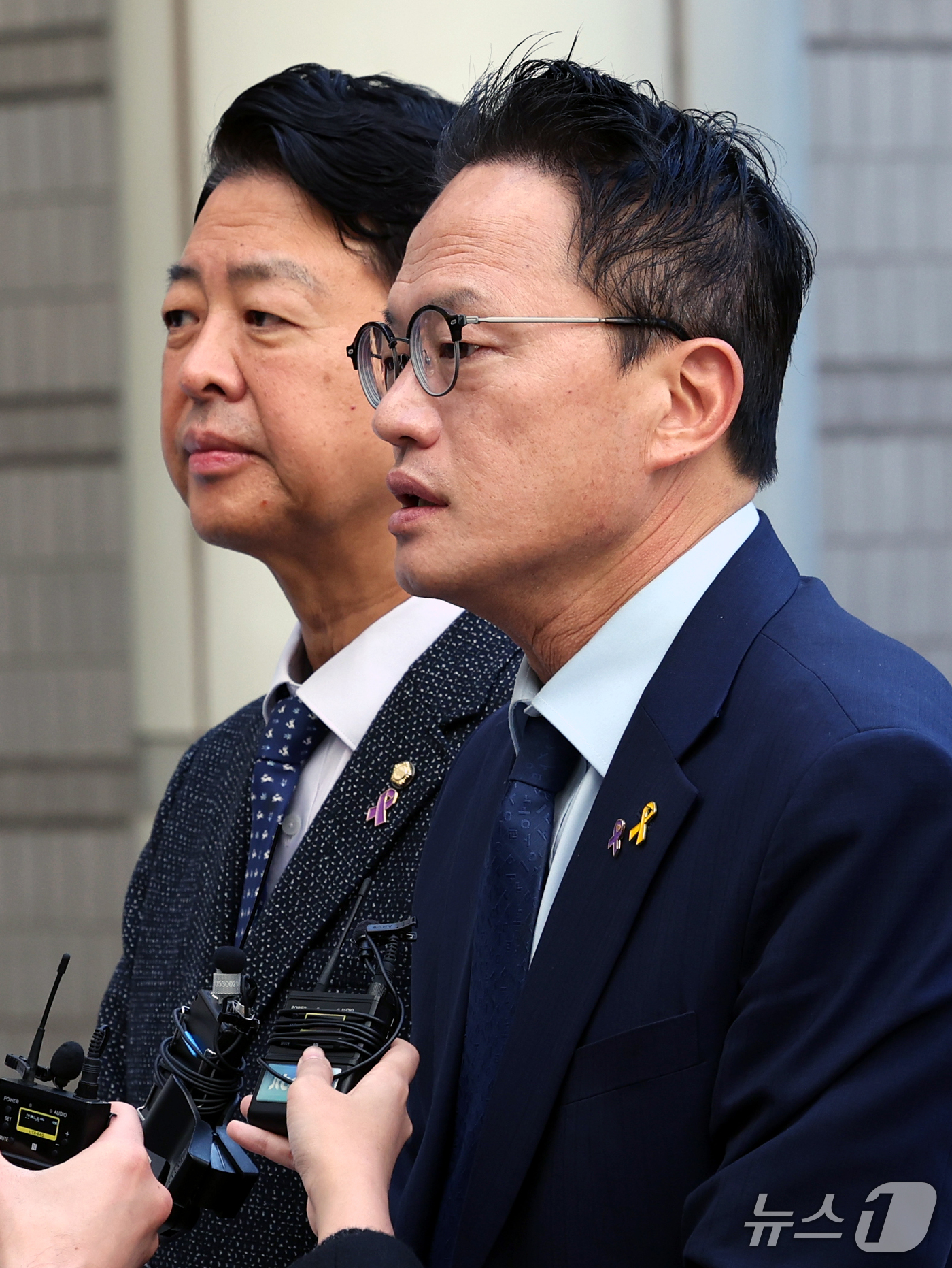 (서울=뉴스1) 구윤성 기자 = 오세훈 서울시장의 정치자금법 위반 혐의 항소심 선고공판이 열린 23일 오후 서울 서초구 고등법원 앞에서 더불어민주당 박주민, 김영호 의원 등이 기자 …