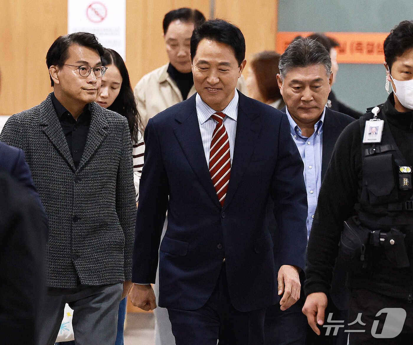 본문 이미지 - 오세훈 서울시장이 23일 서울 서초구 서울고등법원에서 열린 '명태균 여론조사 대납 의혹 사건' 항소심 선고공판에 출석하고 있다. 2026.10.23 ⓒ 뉴스1 구윤성 기자