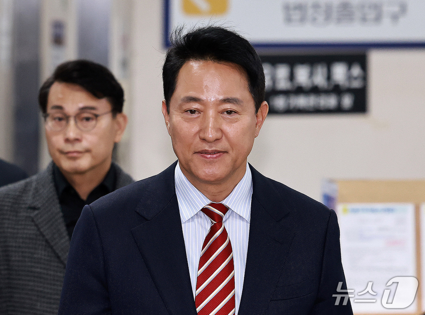 (서울=뉴스1) 구윤성 기자 = 오세훈 서울시장이 23일 서울 서초구 서울고등법원에서 열린 '명태균 여론조사 대납 의혹 사건' 항소심 선고공판에 출석하고 있다. 2026.10.23 …