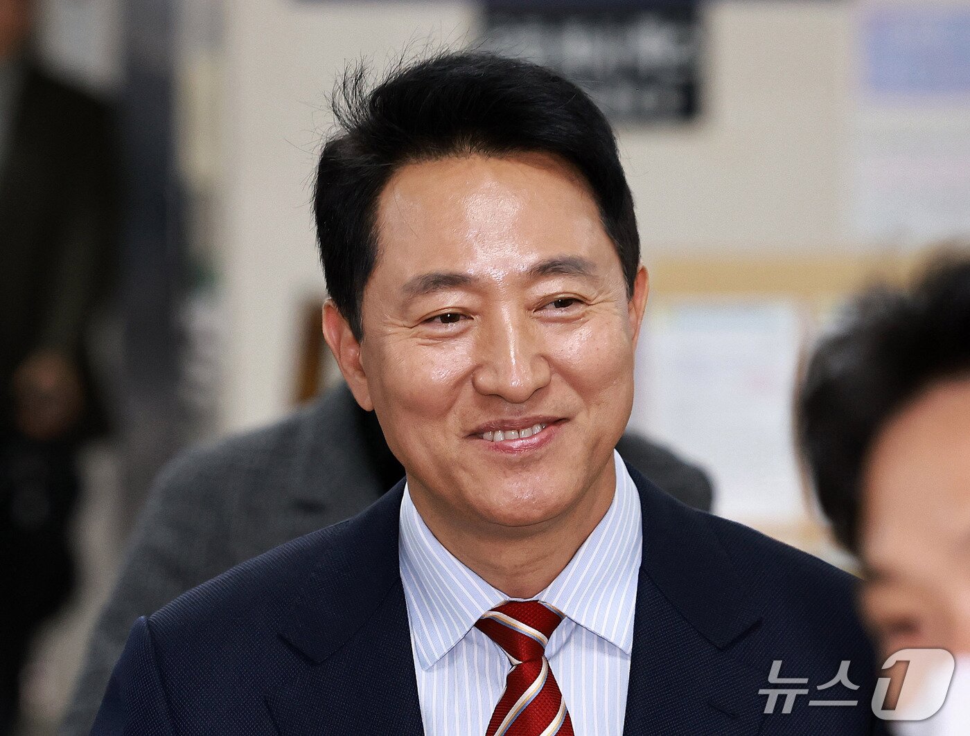 본문 이미지 - 오세훈 서울시장이 23일 서울 서초구 서울고등법원에서 열린 '명태균 여론조사 대납 의혹 사건' 항소심 선고공판에 출석하고 있다. 2026.10.23 ⓒ 뉴스1 구윤성 기자