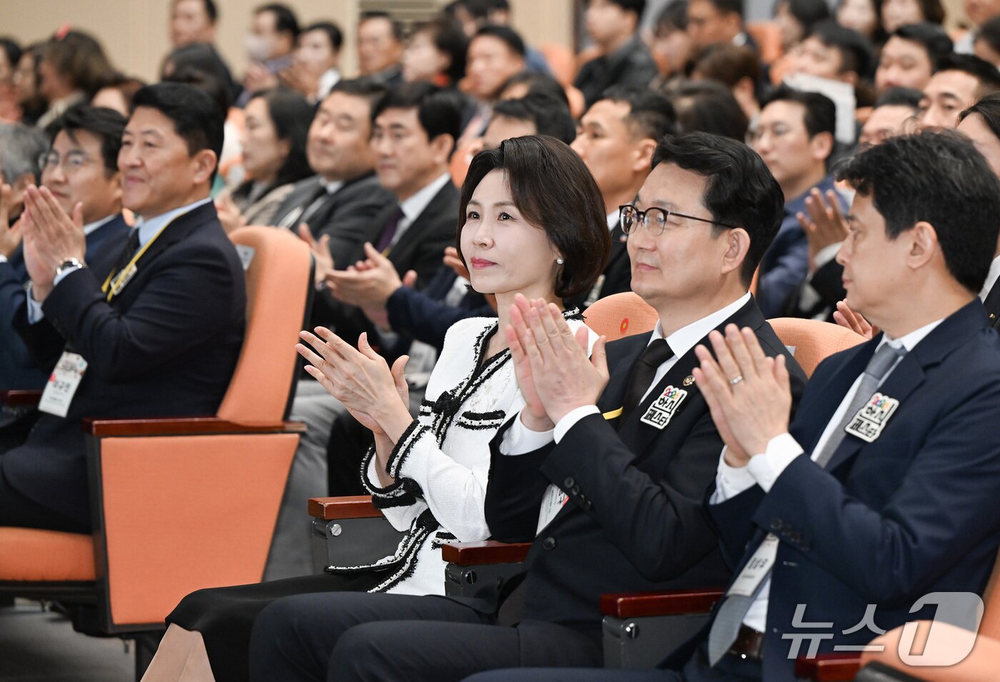 본문 이미지 - 김혜경 여사가 23일 서울 용산구 국립중앙박물관에서 열린 제1회 한식의 날 기념식에서 박수치고 있다. (청와대통신사진기자단) 2026.10.23 ⓒ 뉴스1