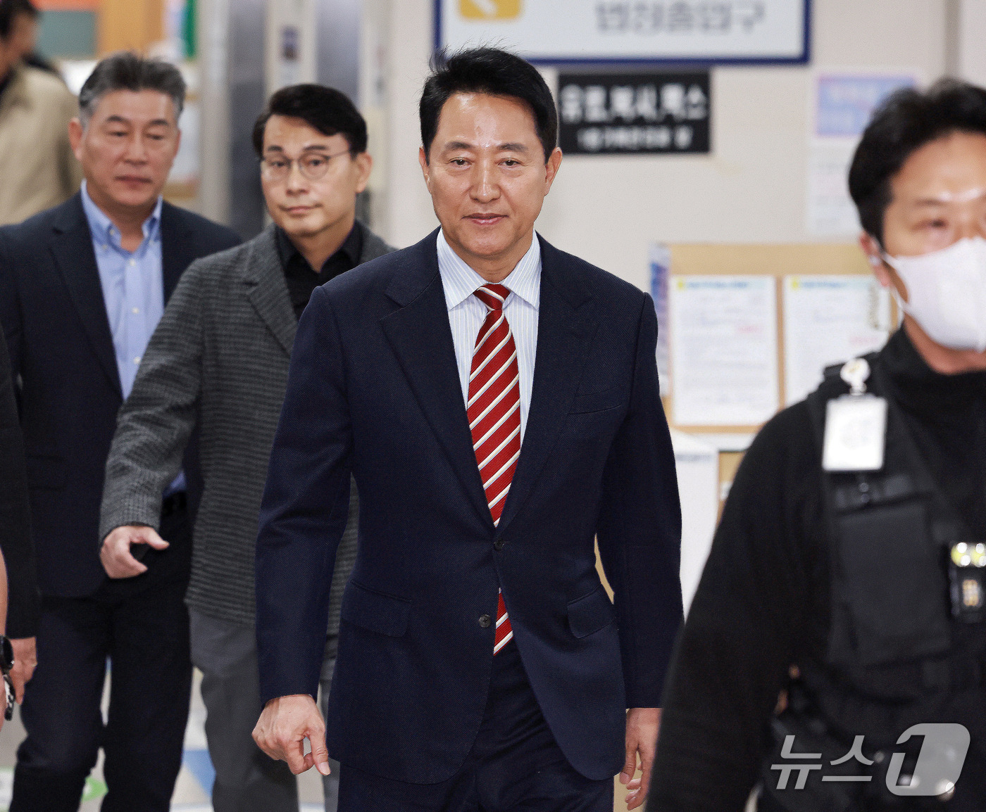 (서울=뉴스1) 구윤성 기자 = 오세훈 서울시장이 23일 서울 서초구 서울고등법원에서 열린 '명태균 여론조사 대납 의혹 사건' 항소심 선고공판에 출석하고 있다. 2026.10.23 …