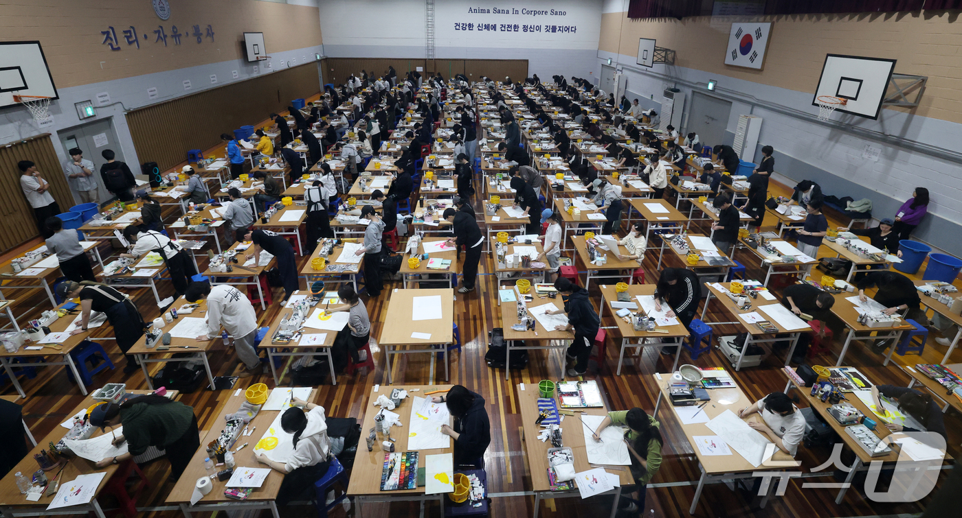 (대전=뉴스1) 김기태 기자 = 23일 대전 대덕구 한남대 제2체육관에서 수험생들이 2027학년도 수시모집 미술 실기고사를 치르고 있다. 2026.10.23/뉴스1
