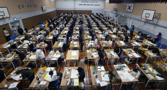 실기고사 치르는 미대 수험생
