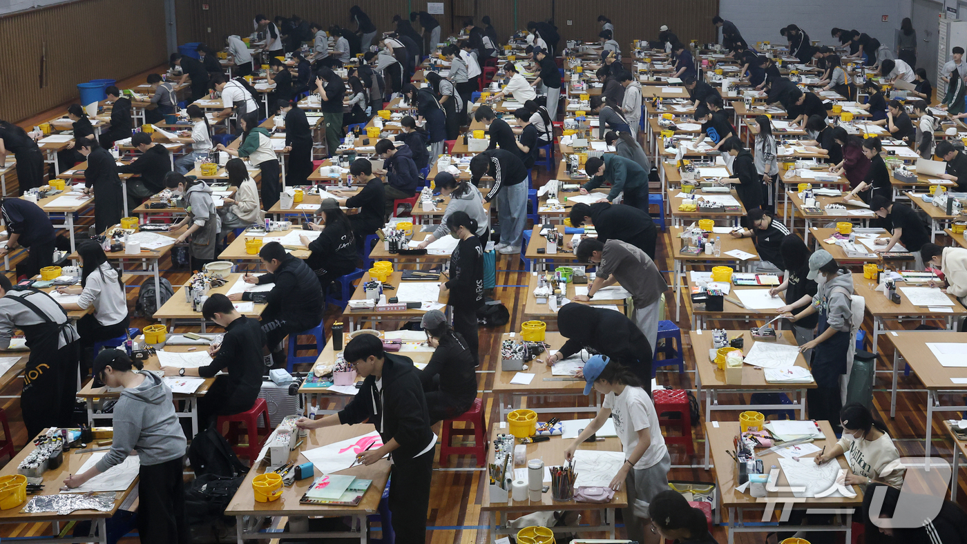 (대전=뉴스1) 김기태 기자 = 23일 대전 대덕구 한남대 제2체육관에서 수험생들이 2027학년도 수시모집 미술 실기고사를 치르고 있다. 2026.10.23/뉴스1