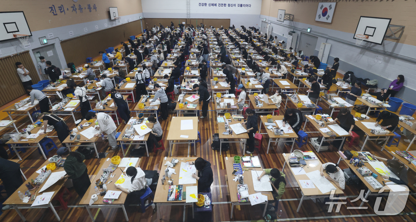 (대전=뉴스1) 김기태 기자 = 23일 대전 대덕구 한남대 제2체육관에서 수험생들이 2027학년도 수시모집 미술 실기고사를 치르고 있다. 2026.10.23/뉴스1