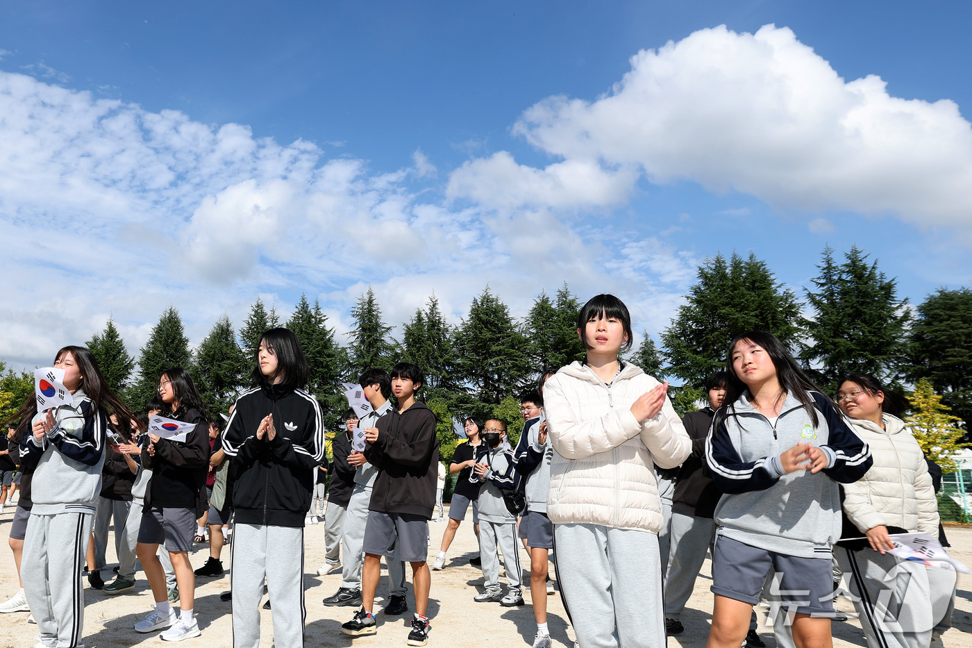 (대구=뉴스1) 공정식 기자 = 126주년 독도의 날(10월 25일)을 이틀 앞둔 23일 대구 북구 산격중학교 운동장에서 학생들이 독도 사랑 플래시몹을 펼치고 있다. 2026.10 …