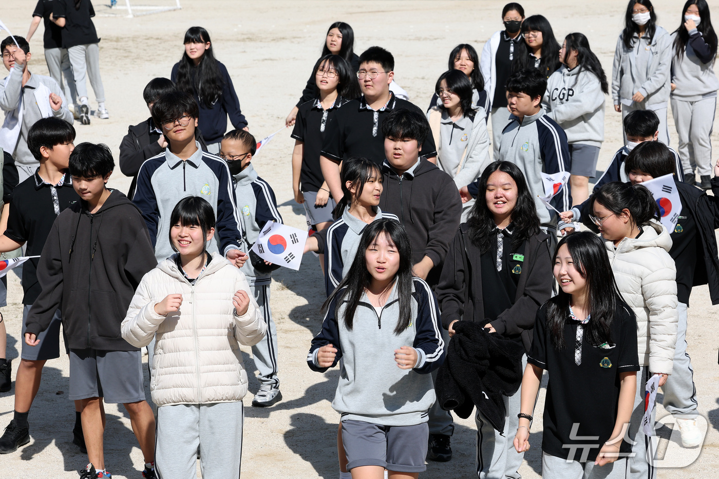 (대구=뉴스1) 공정식 기자 = 126주년 독도의 날(10월 25일)을 이틀 앞둔 23일 대구 북구 산격중학교 운동장에서 학생들이 독도 사랑 플래시몹을 펼치고 있다. 2026.10 …