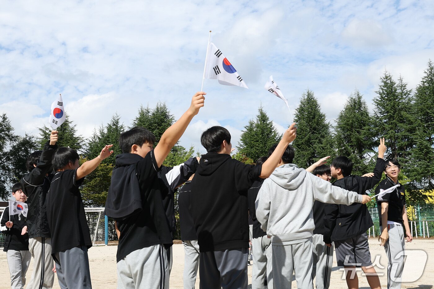 본문 이미지 - 126주년 독도의 날(10월 25일)을 이틀 앞둔 23일 대구 북구 산격중학교 운동장에서 학생들이 독도 사랑 플래시몹을 펼치고 있다. 2026.10.23 ⓒ 뉴스1 공정식 기