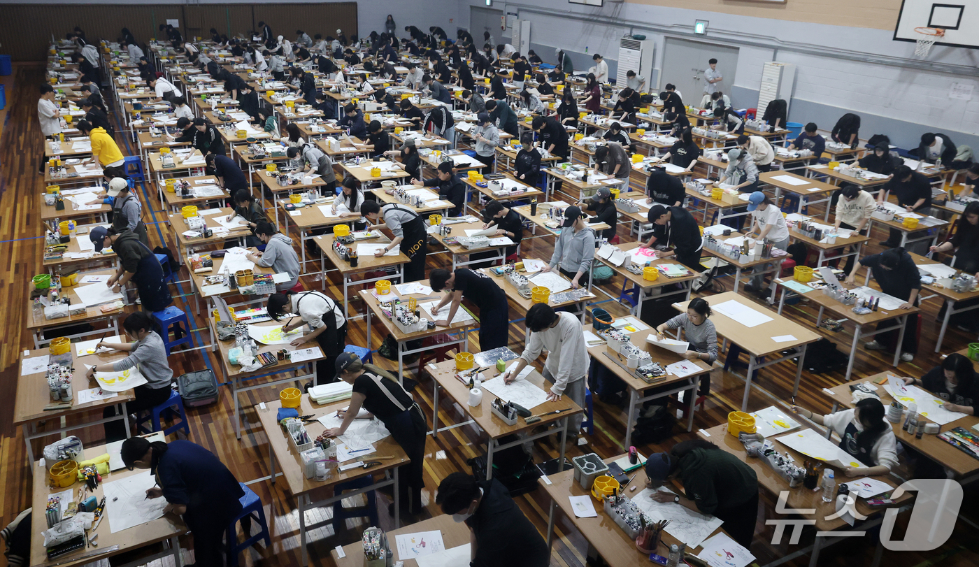 (대전=뉴스1) 김기태 기자 = 23일 대전 대덕구 한남대 제2체육관에서 수험생들이 2027학년도 수시모집 미술 실기고사를 치르고 있다. 2026.10.23/뉴스1