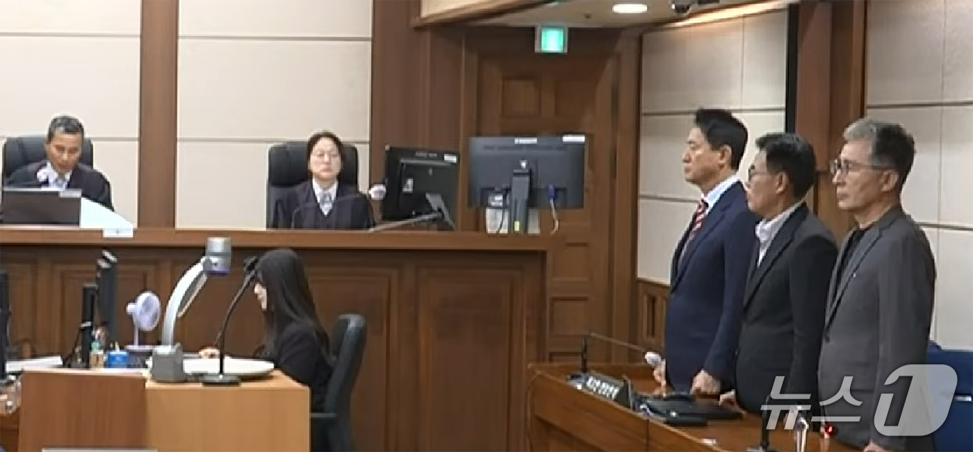 (서울=뉴스1) = 오세훈 서울시장이 23일 서울 서초구 고등법원에서 열린 '명태균 여론조사 대납 의혹 사건' 항소심 선고 공판에 출석하고 있다. (서울고법 제공. 재판매 및 DB …