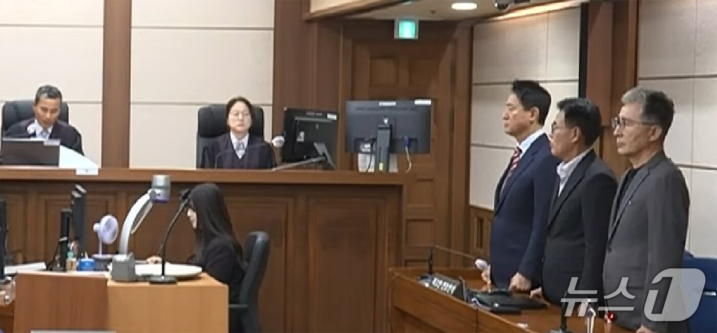본문 이미지 - 오세훈 서울시장이 23일 서울 서초구 고등법원에서 열린 '명태균 여론조사 대납 의혹 사건' 항소심 선고 공판에 출석하고 있다. (서울고법 제공. 재판매 및 DB 금지) 2026.10.23 ⓒ 뉴스1