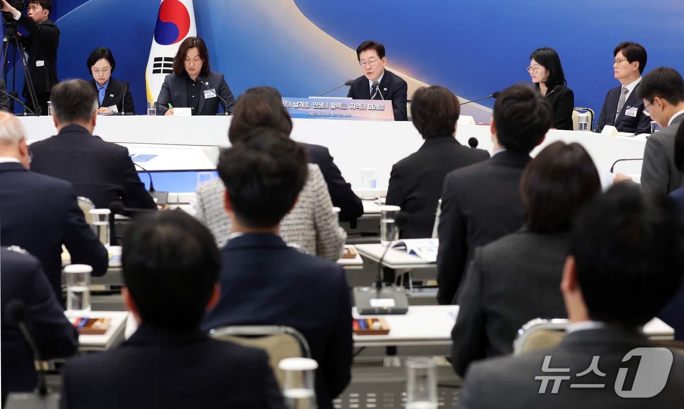 (서울=뉴스1) 이재명 기자 = 이재명 대통령이 23일 청와대 영빈관에서 열린 규제합리화위원회 제2차 전체회의에서 모두 발언을 하고 있다.  2026.10.23/뉴스1
