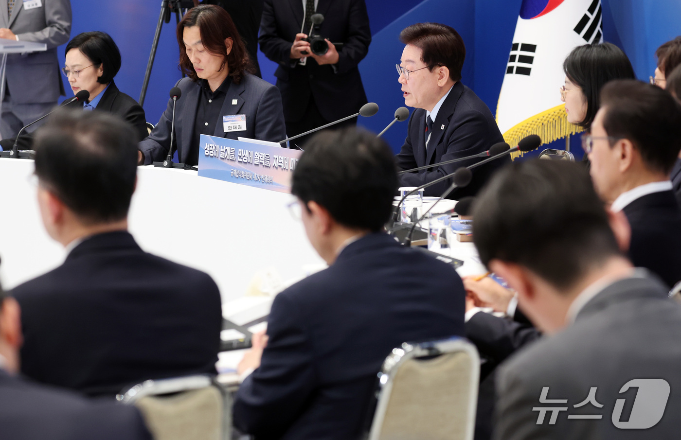 (서울=뉴스1) 이재명 기자 = 이재명 대통령이 23일 청와대에서 열린 규제합리화위원회 2차 전체회의에서 발언하고 있다. 2026.10.23/뉴스1