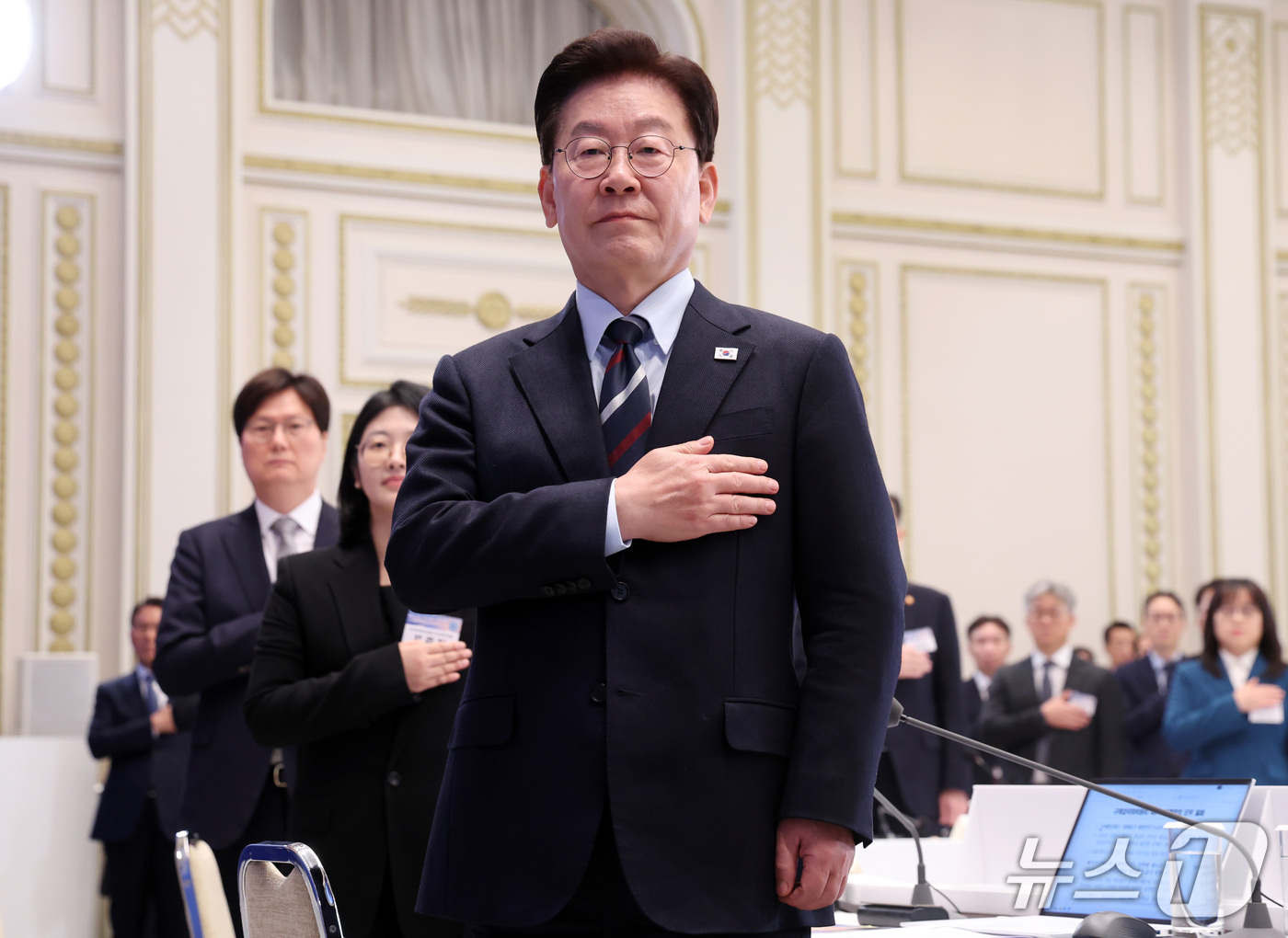 (서울=뉴스1) 이재명 기자 = 이재명 대통령이 23일 청와대에서 열린 규제합리화위원회 2차 전체회의에서 국민의례를 하고 있다. 2026.10.23/뉴스1