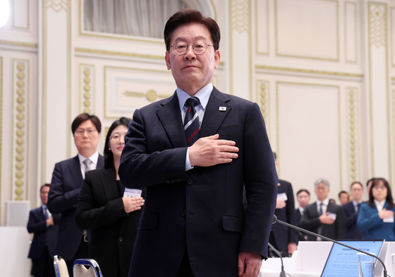 '규제합리화위원회 전체회의' 국민의례 하는 이재명 대통령
