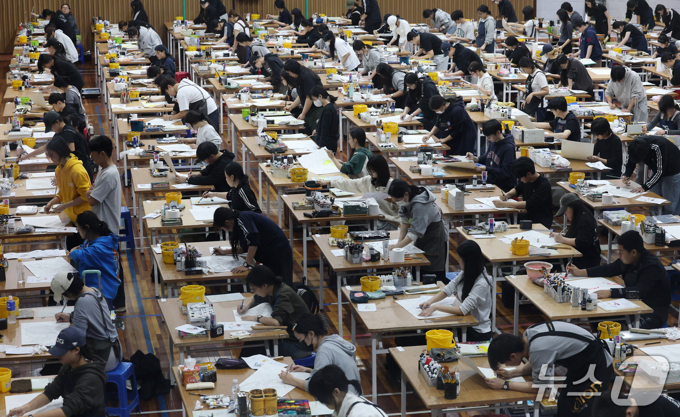 (대전=뉴스1) 김기태 기자 = 23일 대전 대덕구 한남대 제2체육관에서 수험생들이 2027학년도 수시모집 미술 실기고사를 치르고 있다. 2026.10.23/뉴스1