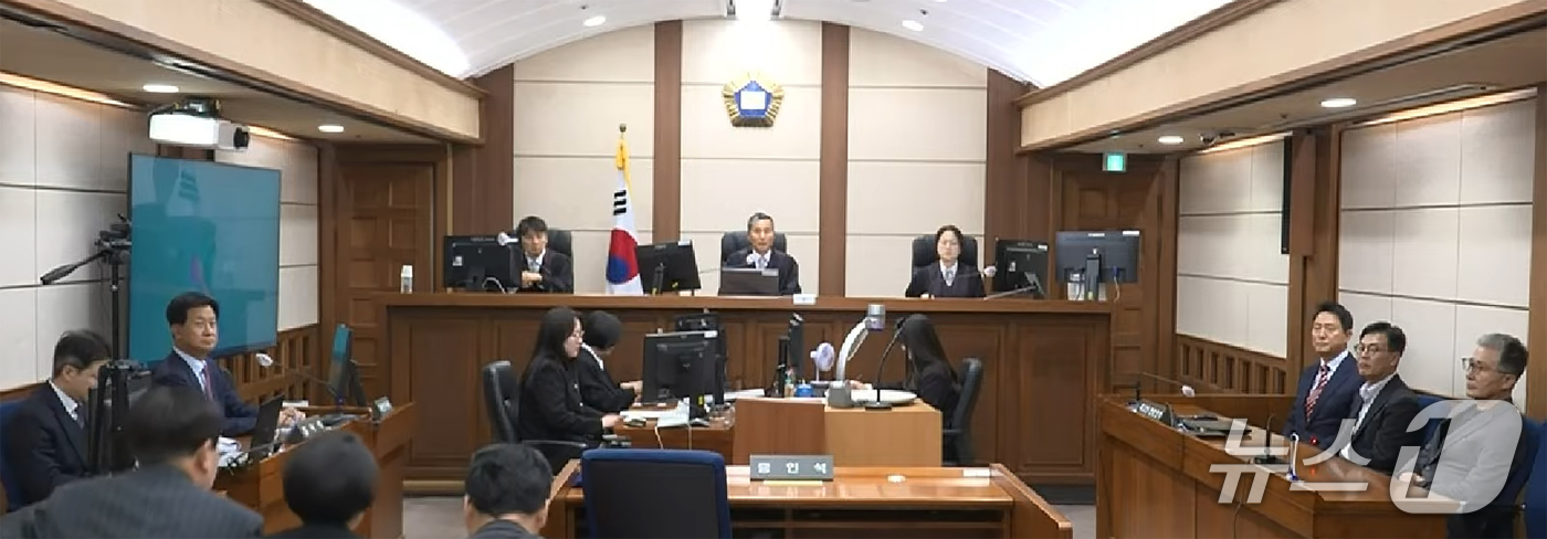 (서울=뉴스1) = 오세훈 서울시장이 23일 서울 서초구 고등법원에서 열린 '명태균 여론조사 대납 의혹 사건' 항소심 선고 공판에 출석하고 있다. (서울고법 제공. 재판매 및 DB …