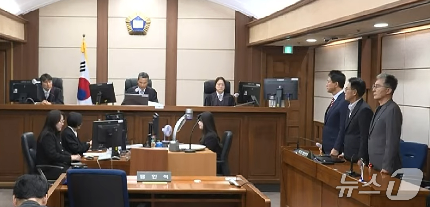 (서울=뉴스1) = 오세훈 서울시장이 23일 서울 서초구 고등법원에서 열린 '명태균 여론조사 대납 의혹 사건' 항소심 선고 공판에 출석하고 있다. (서울고법 제공. 재판매 및 DB …