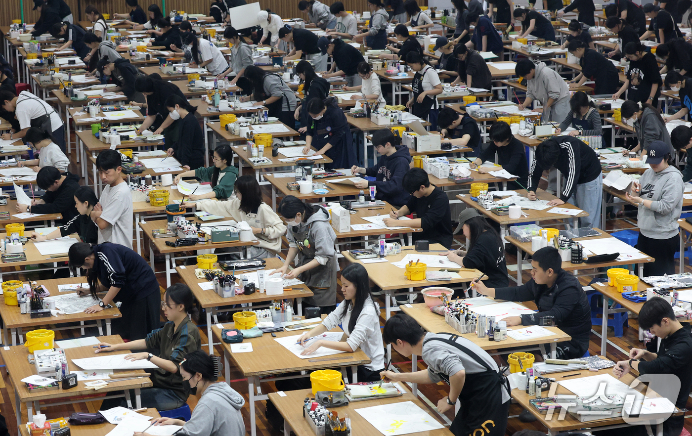 (대전=뉴스1) 김기태 기자 = 23일 대전 대덕구 한남대 제2체육관에서 수험생들이 2027학년도 수시모집 미술 실기고사를 치르고 있다. 2026.10.23/뉴스1
