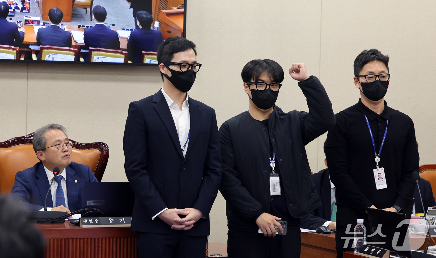 (서울=뉴스1) 황기선 기자 = 이정헌 더불어민주당 보좌진이 23일 서울 여의도 국회 과학기술정보방송통신위원회에서 열린 과학기술정보통신부 등에 대한 국정감사 종합감사에서 AI 스마 …