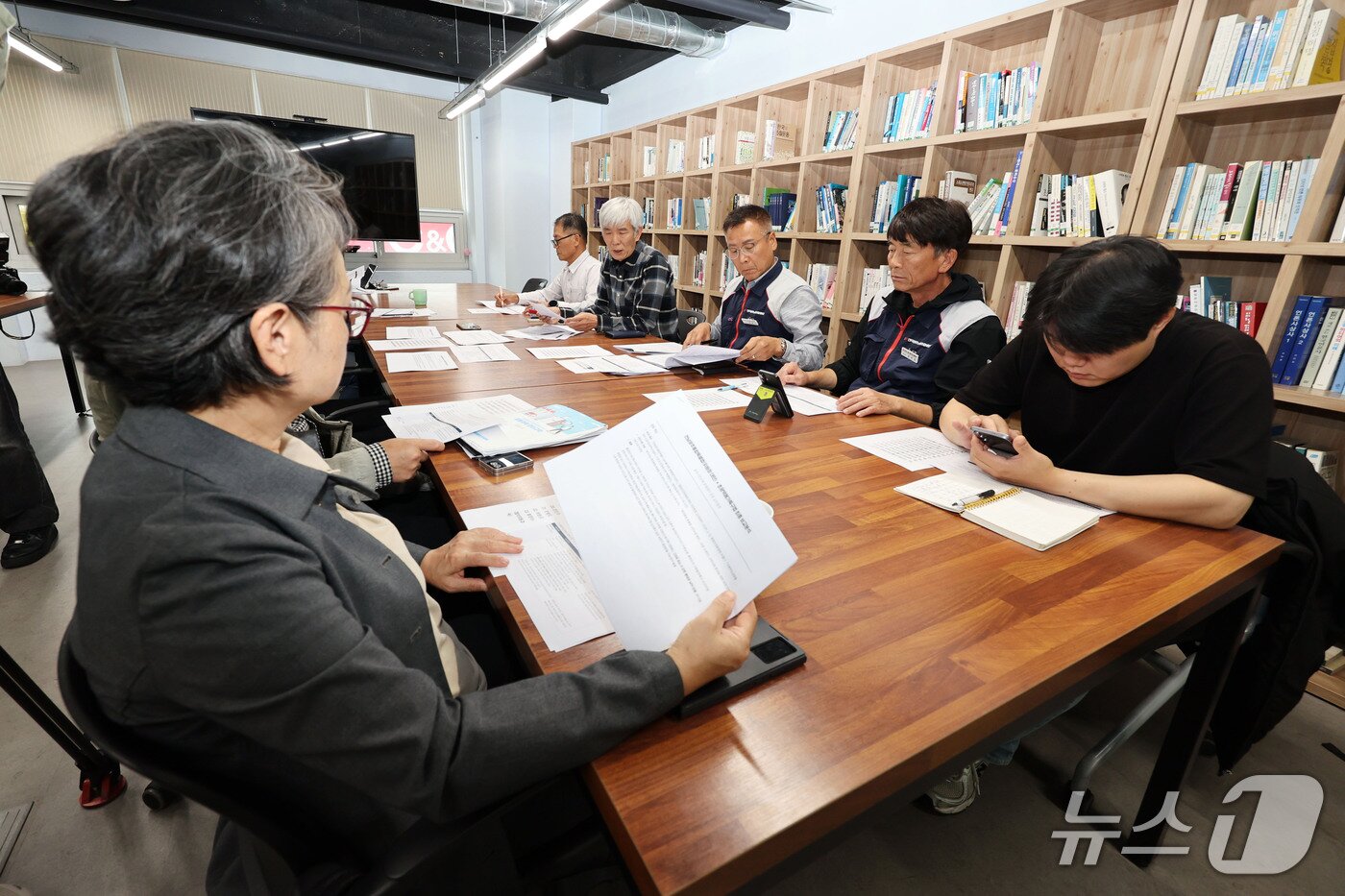 본문 이미지 - 23일 오후 전남광주통합특별시 동구 전일빌딩 4층 시민마루에서 광주시민단체협의회 주최로 '초광역메가특구법' 규탄 및 법안 독소조항 대응 방향을 논의하는 시민사회 긴급 대응 회의가 열리고 있다. 2026.10.23 ⓒ 뉴스1 조수민 기자