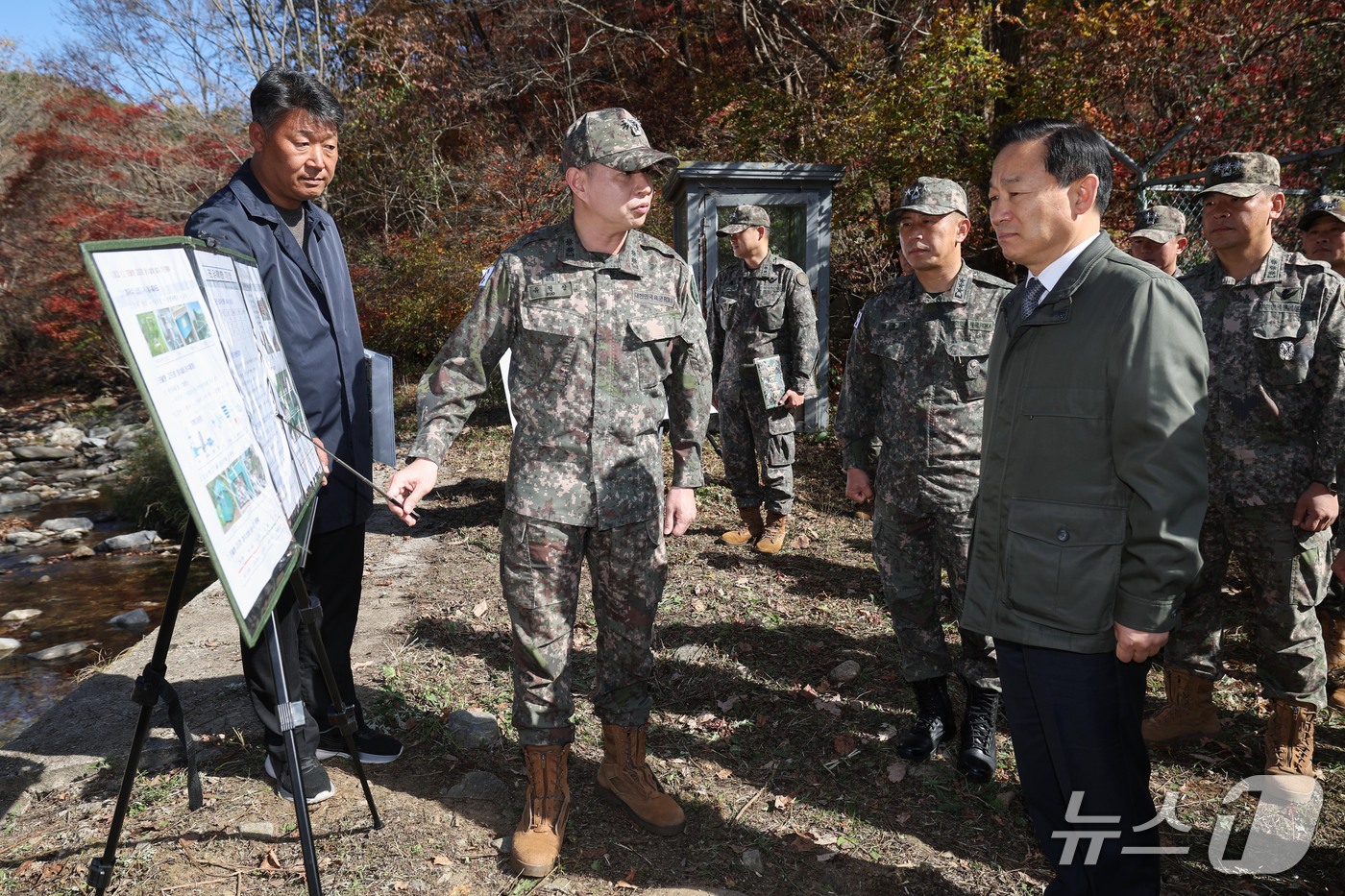 (서울=뉴스1) = 이두희 국방부 차관이 23일 오전 육군 15사단을 방문, 군 급수시설 운영 실태를 점검하고 급수 여건 개선 방안을 살펴보고 있다. (국방부 제공. 재판매 및 D …