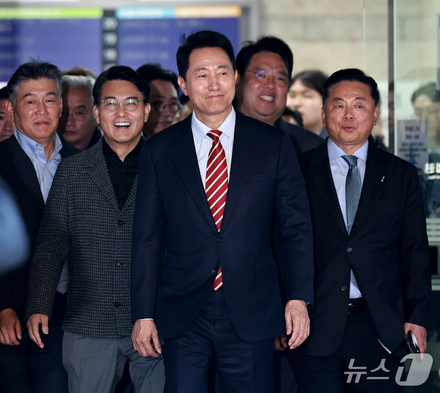 (서울=뉴스1) 구윤성 기자 = 오세훈 서울시장이 23일 서울 서초구 서울고등법원에서 열린 '명태균 여론조사 대납 의혹 사건' 항소심 선고 공판에서 무죄 판결을 받고 법원을 나서고 …