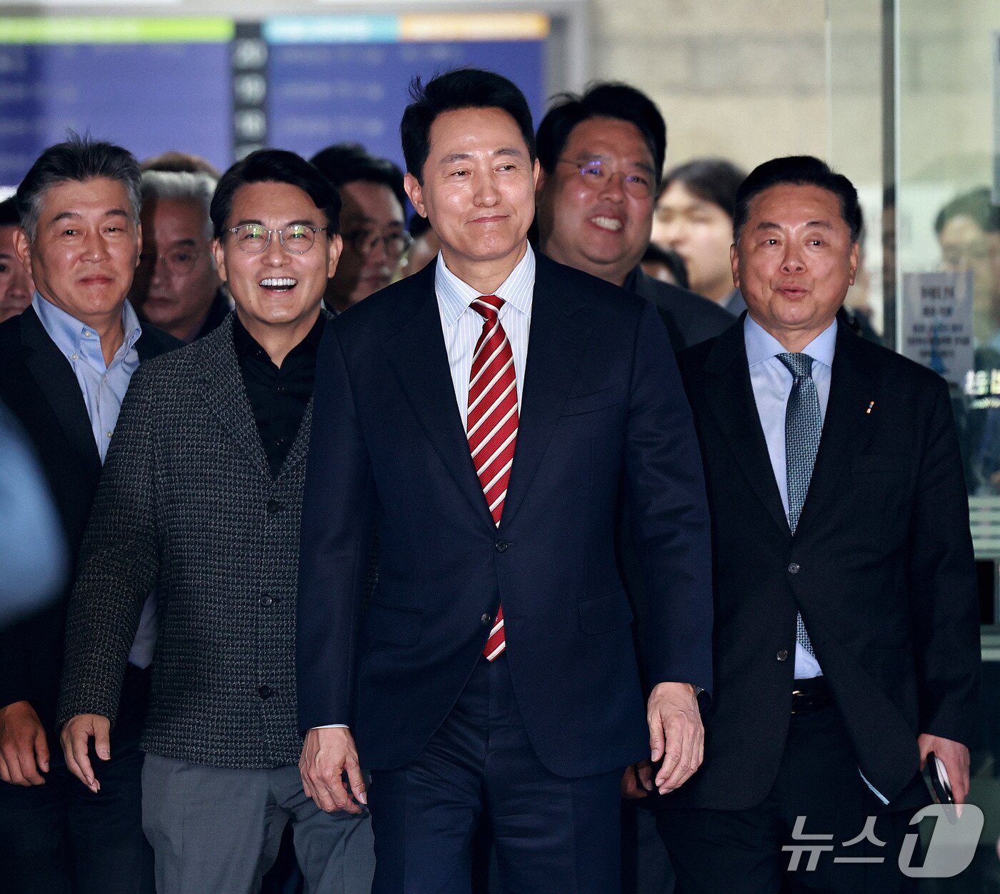 본문 이미지 - 오세훈 서울시장이 23일 서울 서초구 서울고등법원에서 열린 '명태균 여론조사 대납 의혹 사건' 항소심 선고 공판에서 무죄 판결을 받고 법원을 나서고 있다. 2026.10.23 ⓒ 뉴스1 구윤성 기자