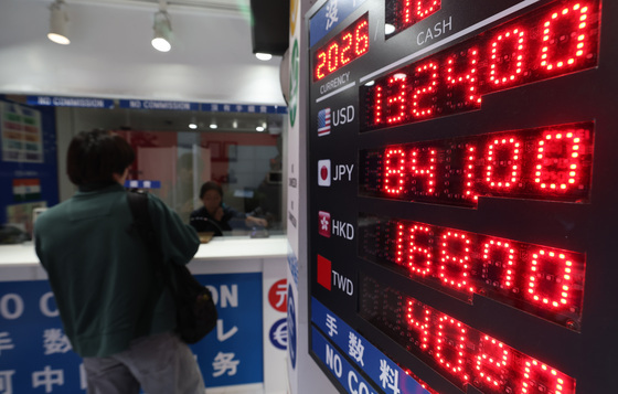 원달러 환율, 1320원대 지속하며 약세