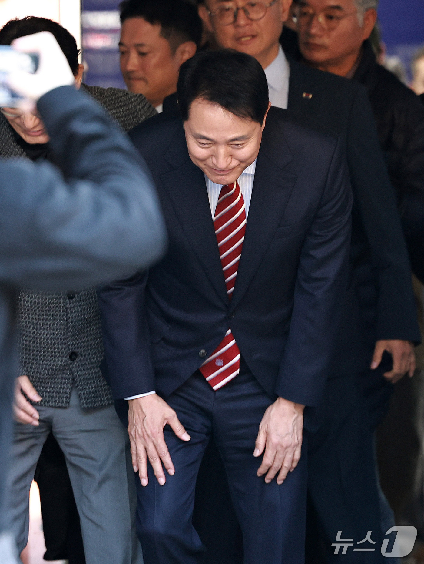 (서울=뉴스1) 구윤성 기자 = 오세훈 서울시장이 23일 서울 서초구 서울고등법원에서 열린 '명태균 여론조사 대납 의혹 사건' 항소심 선고 공판에서 무죄 판결을 받고 지지자들에게 …