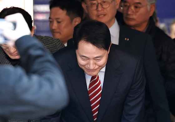 허리숙여 인사하는 오세훈 시장