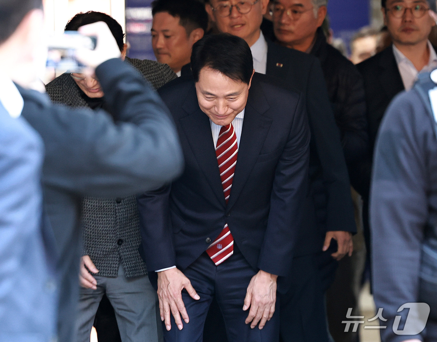 (서울=뉴스1) 구윤성 기자 = 오세훈 서울시장이 23일 서울 서초구 서울고등법원에서 열린 '명태균 여론조사 대납 의혹 사건' 항소심 선고 공판에서 무죄 판결을 받고 지지자들에게 …