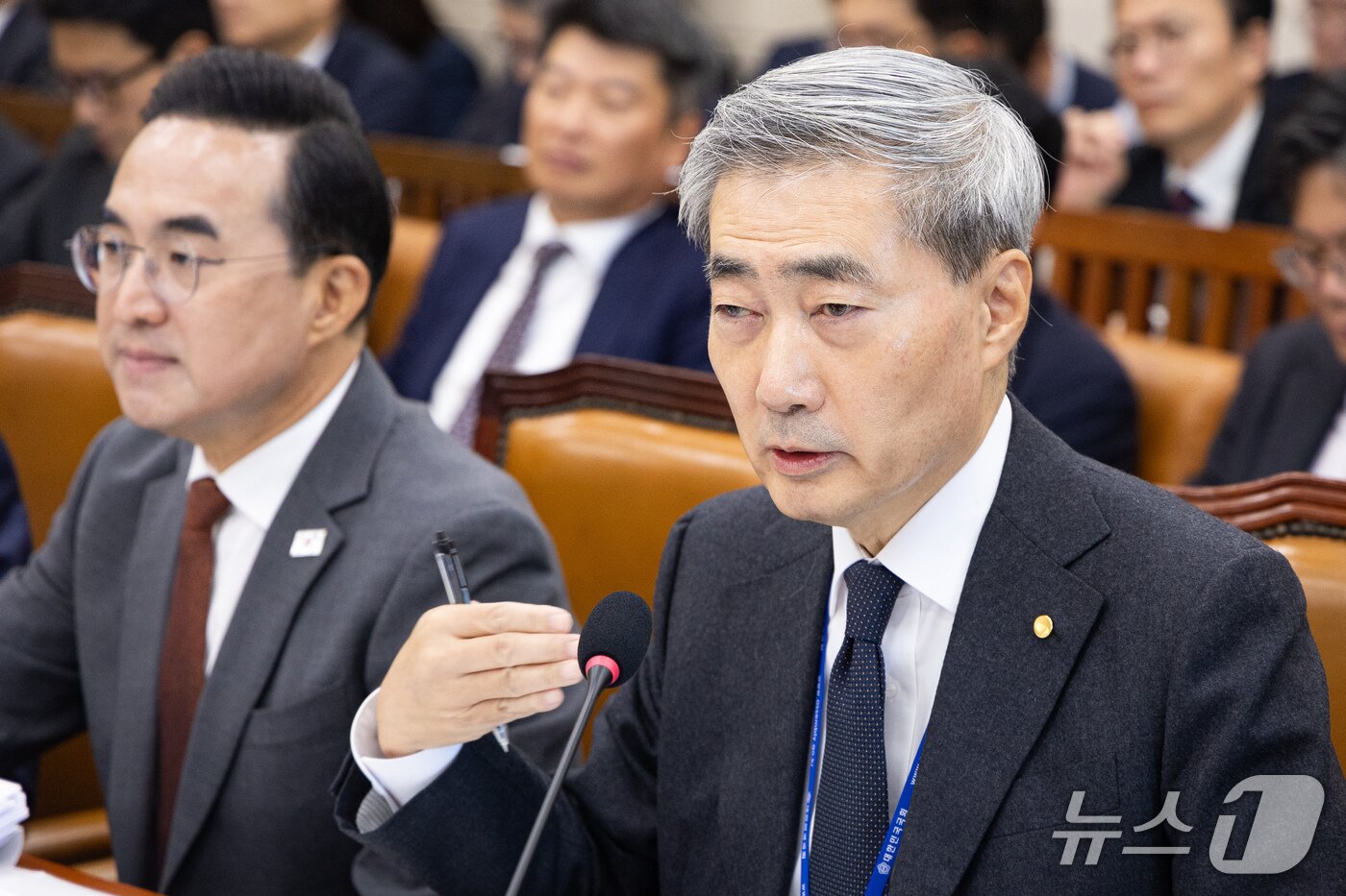 본문 이미지 - 신현송 한국은행 총재가 23일 서울 여의도 국회에서 열린 재정경제기획위원회의 기획예산처, 한국은행 등에 대한 국정감사 종합감사에 출석해 의원 질의에 답하고 있다. 2026.10.23 ⓒ 뉴스1 유승관 기자