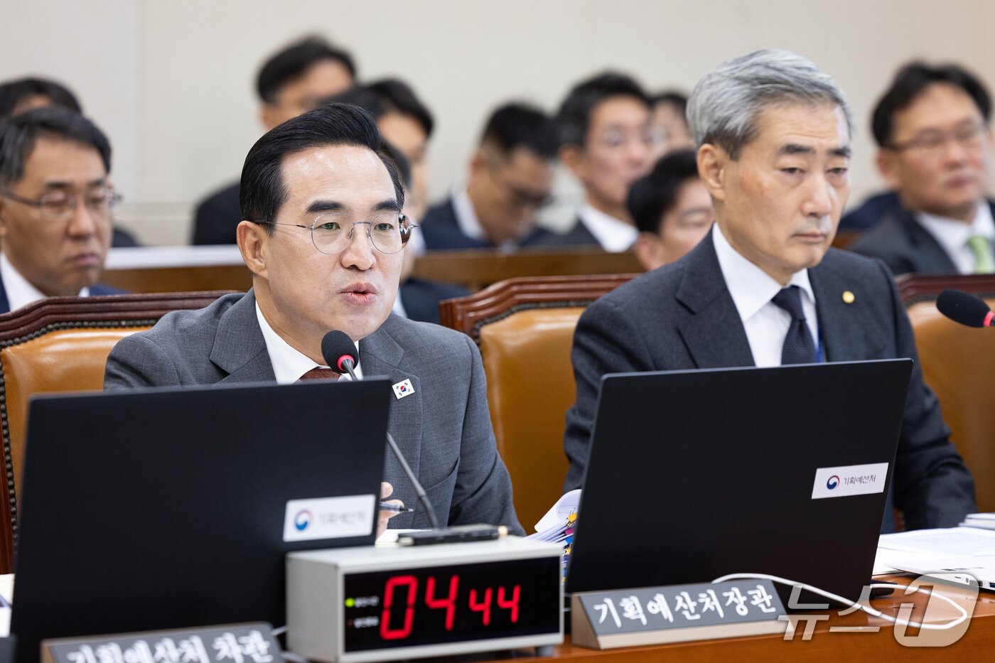 본문 이미지 - 박홍근 기획예산처 장관이 23일 서울 여의도 국회에서 열린 재정경제기획위원회의 기획예산처, 한국은행 등에 대한 국정감사 종합감사에 출석해 의원 질의에 답하고 있다. 2026.10.23 ⓒ 뉴스1 유승관 기자