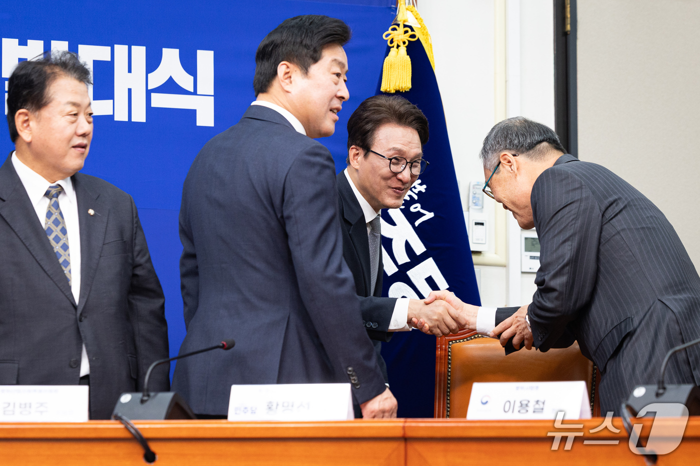 (서울=뉴스1) 유승관 기자 = 김민석 더불어민주당 대표가 23일 서울 여의도 국회에서 열린 K-방위산업지원특별위원회 발대식에서 이용철 방위사업청장과 인사하고 있다. 2026.10 …