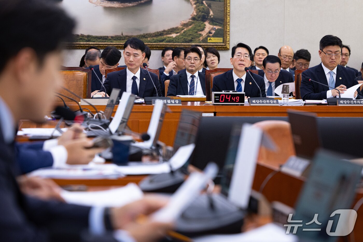 본문 이미지 - 황종우 해양수산부 장관이 23일 서울 여의도 국회에서 열린 농림축산식품해양수산위원회의 해양수산부 등에 대한 국정감사 종합감사에 출석해 의원 질의에 답하고 있다. 2026.10.23 ⓒ 뉴스1 유승관 기자