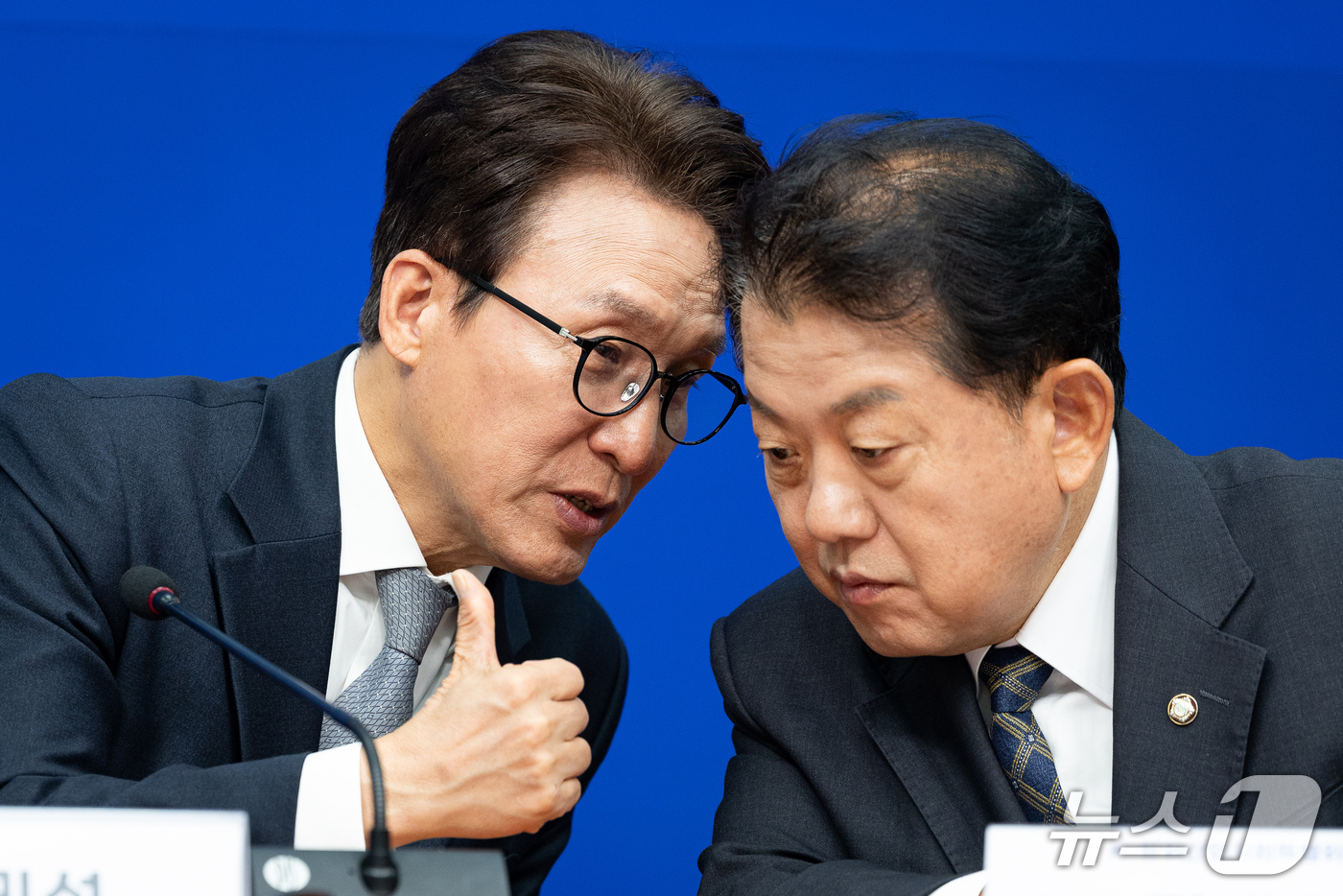 (서울=뉴스1) 유승관 기자 = 김민석 더불어민주당 대표와 김병주 위원장이 23일 서울 여의도 국회에서 열린 K-방위산업지원특별위원회 발대식에서 대화하고 있다. 2026.10.23 …