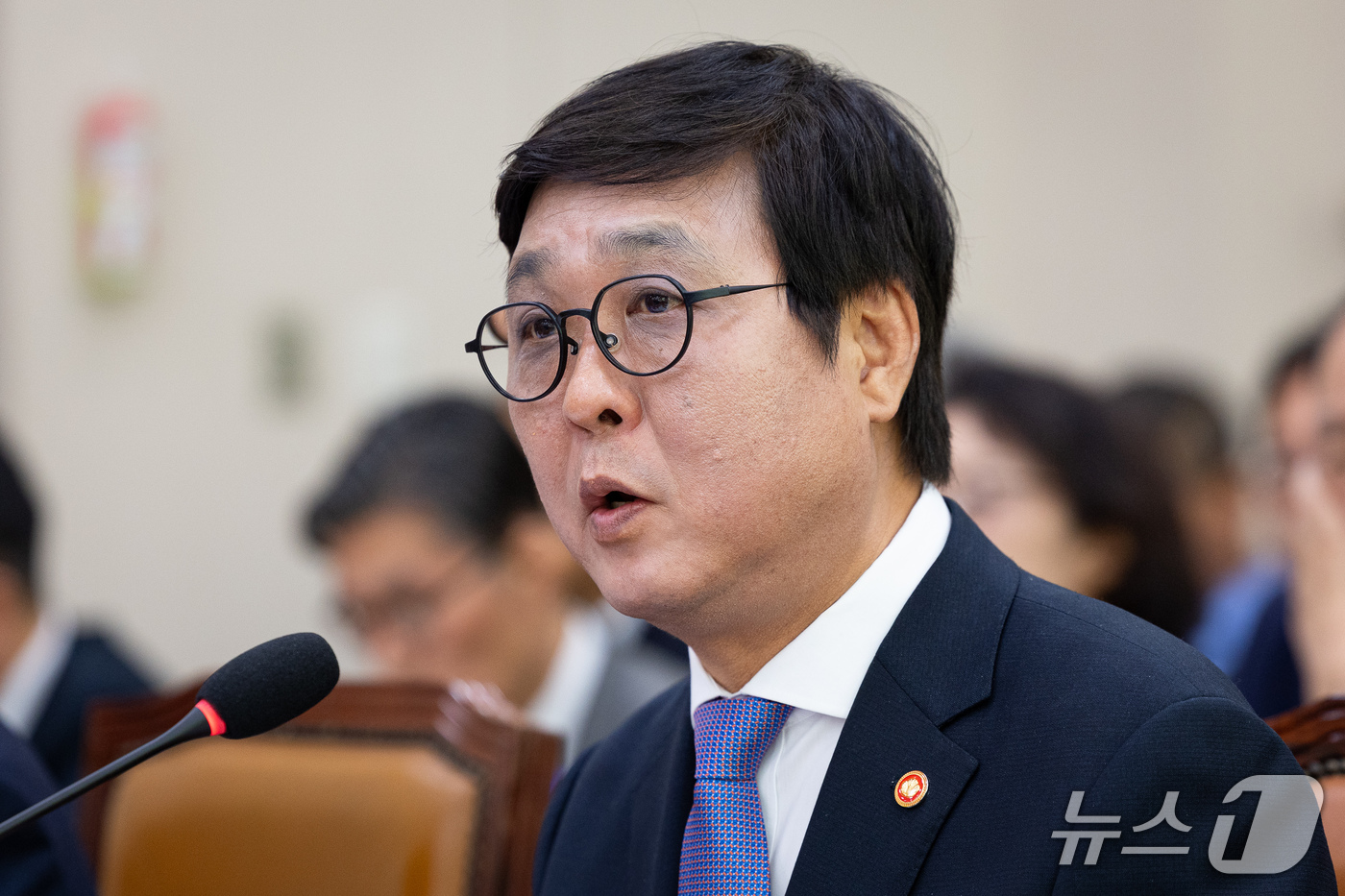 (서울=뉴스1) 유승관 기자 = 최휘영 문화체육관광부 장관이 23일 서울 여의도 국회에서 열린 문화체육관광위원회의 문화체육관광부 등에 대한 국정감사 종합감사에 출석해 의원 질의에 …