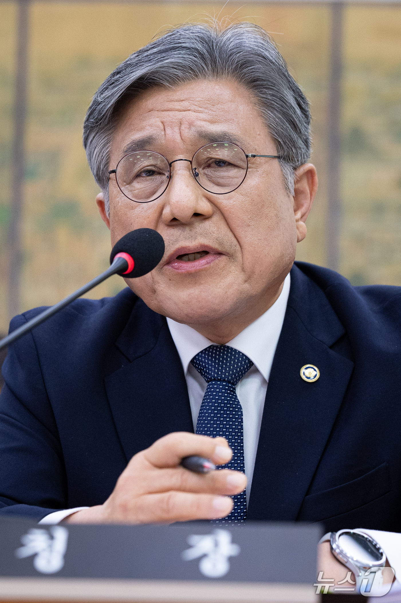 (서울=뉴스1) 유승관 기자 = 허민 국가유산청장이 23일 서울 여의도 국회에서 열린 문화체육관광위원회의 문화체육관광부 등에 대한 국정감사 종합감사에 출석해 의원 질의에 답하고 있 …