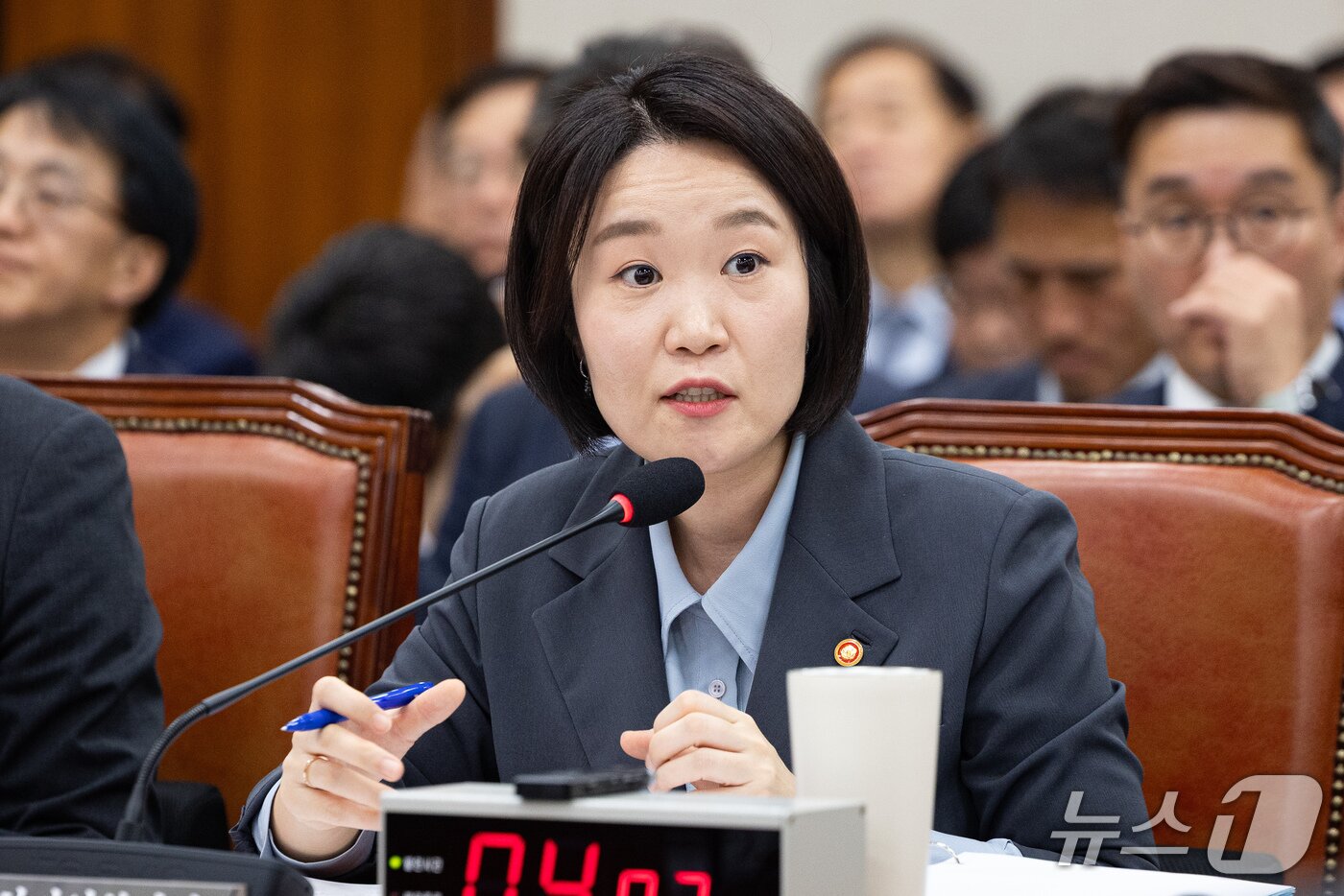 본문 이미지 - 이소영 중소벤처기업부 장관이 23일 서울 여의도 국회에서 열린 산업통상자원중소벤처기업위원회의 중소벤처기업부 등에 대한 국정감사 종합감사에 출석해 의원 질의에 답하고 있다. 2026.10.23 ⓒ 뉴스1 유승관 기자