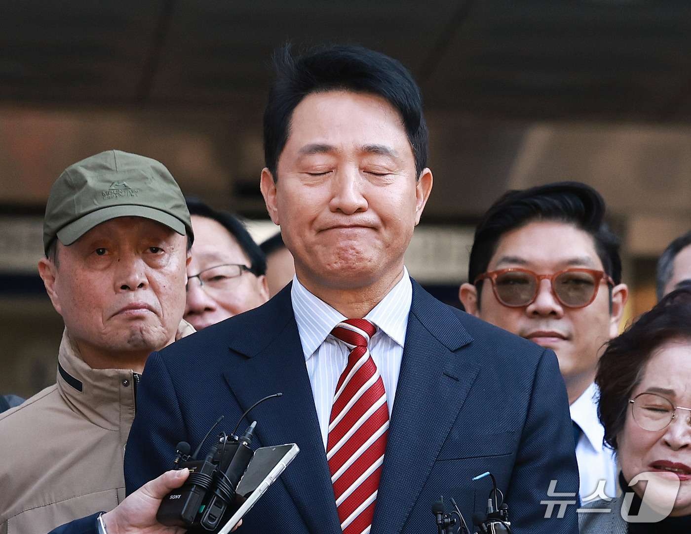(서울=뉴스1) 구윤성 기자 = 오세훈 서울시장이 23일 서울 서초구 서울고등법원에서 열린 '명태균 여론조사 대납 의혹 사건' 항소심 선고 공판에서 무죄 판결을 받고 법원을 나서며 …