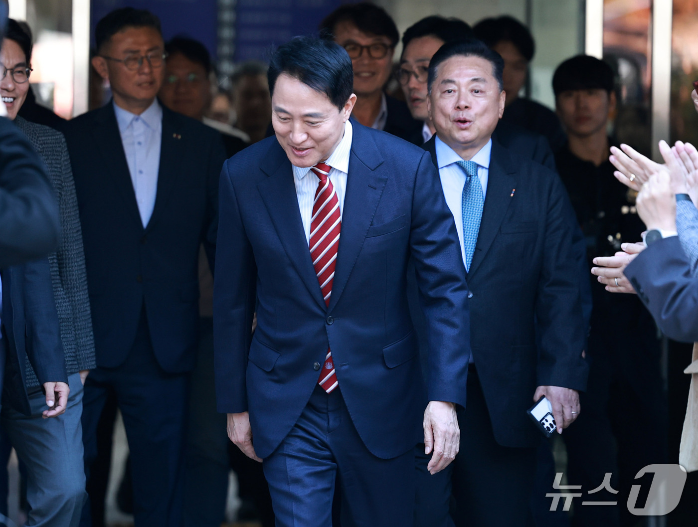 (서울=뉴스1) 구윤성 기자 = 오세훈 서울시장이 23일 서울 서초구 서울고등법원에서 열린 '명태균 여론조사 대납 의혹 사건' 항소심 선고 공판에서 무죄 판결을 받고 법원을 나서며 …