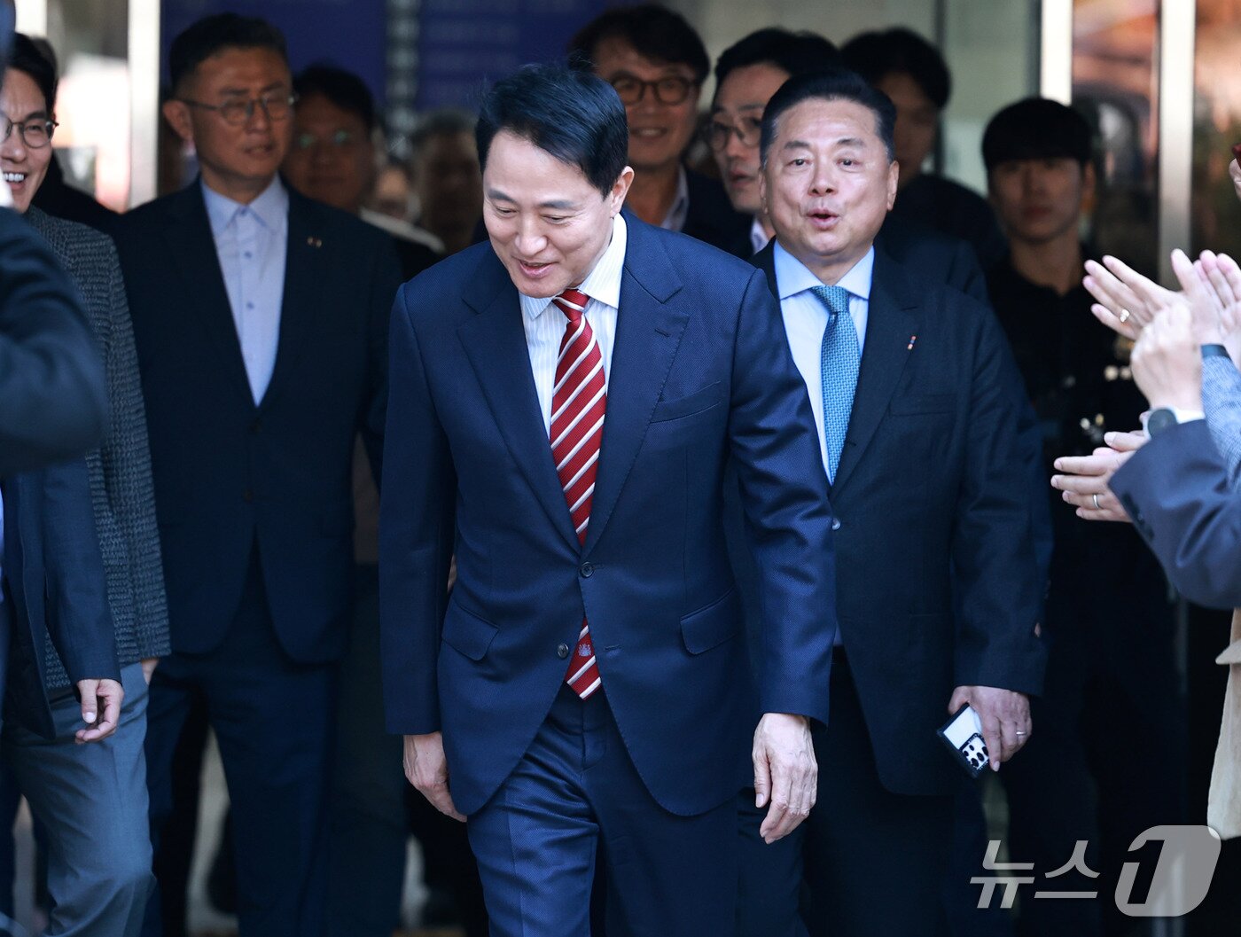 본문 이미지 - 오세훈 서울시장이 23일 서울 서초구 서울고등법원에서 열린 '명태균 여론조사 대납 의혹 사건' 항소심 선고 공판에서 무죄 판결을 받고 법원을 나서며 지지자들에게 인사하고 있다. 2026.10.23 ⓒ 뉴스1 구윤성 기자