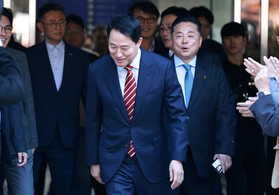 지지자들에게 인사하는 오세훈