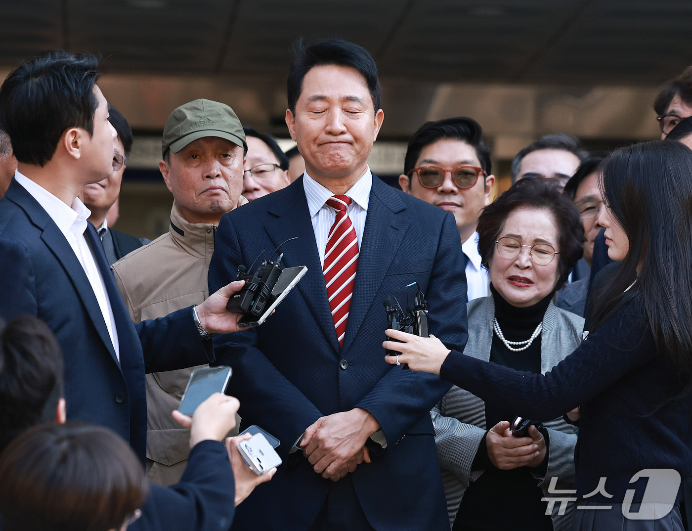 (서울=뉴스1) 구윤성 기자 = 오세훈 서울시장이 23일 서울 서초구 서울고등법원에서 열린 '명태균 여론조사 대납 의혹 사건' 항소심 선고 공판에서 무죄 판결을 받고 법원을 나서며 …