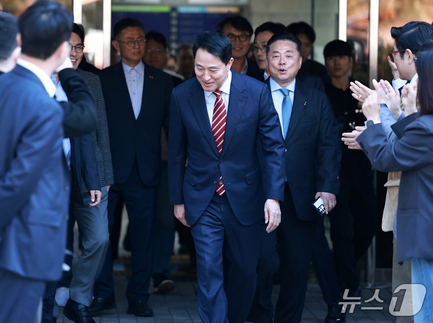 (서울=뉴스1) 구윤성 기자 = 오세훈 서울시장이 23일 서울 서초구 서울고등법원에서 열린 '명태균 여론조사 대납 의혹 사건' 항소심 선고 공판에서 무죄 판결을 받고 법원을 나서며 …