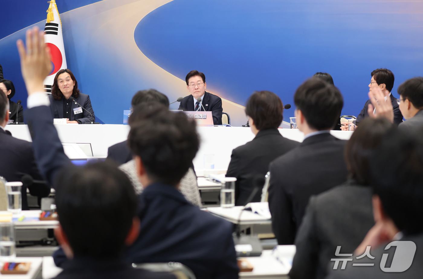 (서울=뉴스1) 이재명 기자 = 이재명 대통령이 23일 청와대 영빈관에서 열린 규제합리화위원회 제2차 전체회의에서 참석자들의 발언을 듣고 있다. 2026.10.23/뉴스1