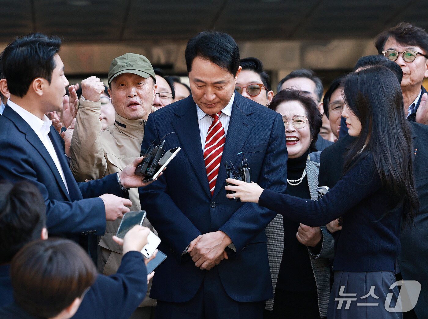 본문 이미지 - 오세훈 서울시장이 23일 서울 서초구 서울고등법원에서 열린 '명태균 여론조사 대납 의혹 사건' 항소심 선고 공판에서 무죄 판결을 받고 법원을 나서며 입장을 밝히고 있다. 2026.10.23 ⓒ 뉴스1 구윤성 기자