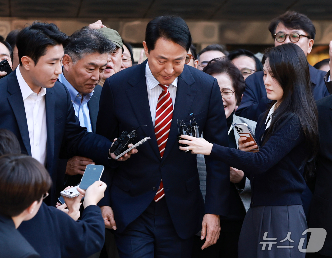 (서울=뉴스1) 구윤성 기자 = 오세훈 서울시장이 23일 서울 서초구 서울고등법원에서 열린 '명태균 여론조사 대납 의혹 사건' 항소심 선고 공판에서 무죄 판결을 받고 법원을 나서며 …